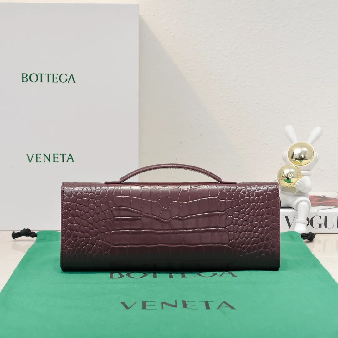 Batch 1420 Bottega Veneta Fall in love with Andiamo at first sight, new design, natural Nile rare leather crocodile pattern complex handbag, a model handbag for women, no need for color cover, no emotional camouflage, immersive depth and excitement, the classic element KNOT knot is inspired, modernist aesthetics and jewelry field craftsmanship reinterpret the knot element, bringing a clutch full of modern texture and elegant and quiet lady spirit. Style number: 1511 Size: 31*13*3cm